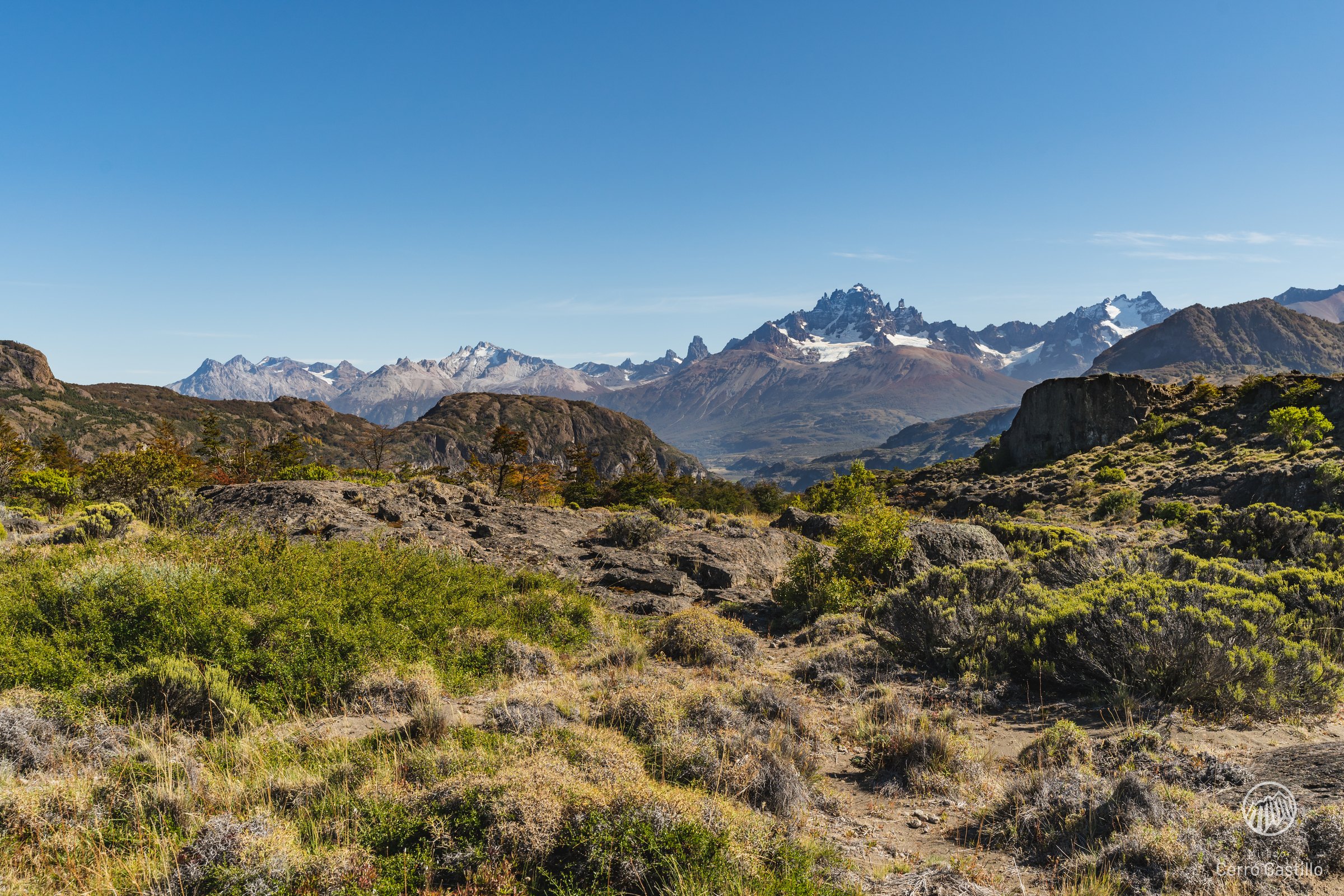 Panorámica del valle con macizo Cerro Castillo